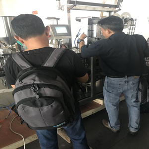 Client de la Thaïlande examinant la machine à emballer automatique de boursouflure pour le parfum avant expédition